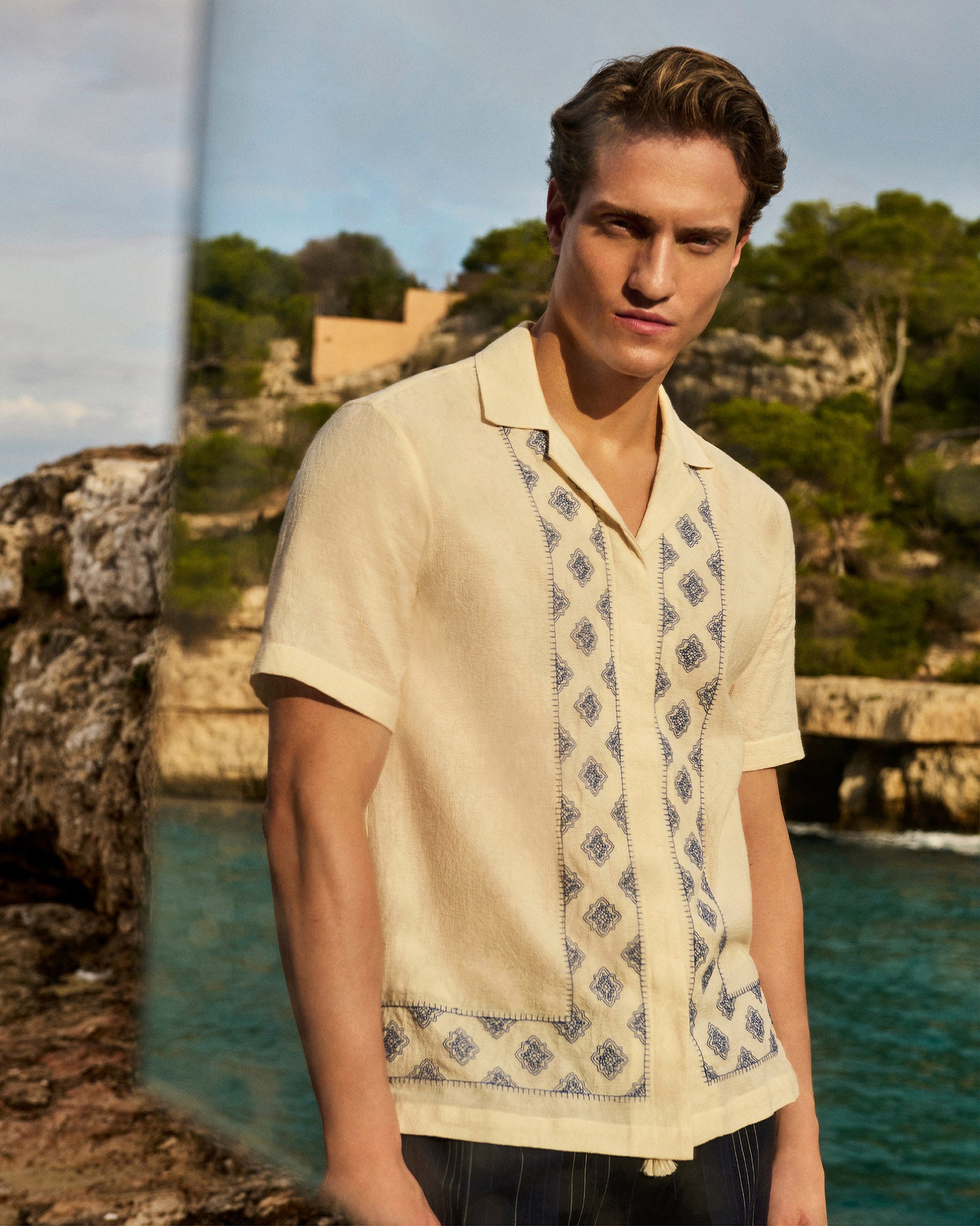 Orlebar Brown Mens White Sand/Blue Maitan Embroidered Cotton Shirt XS