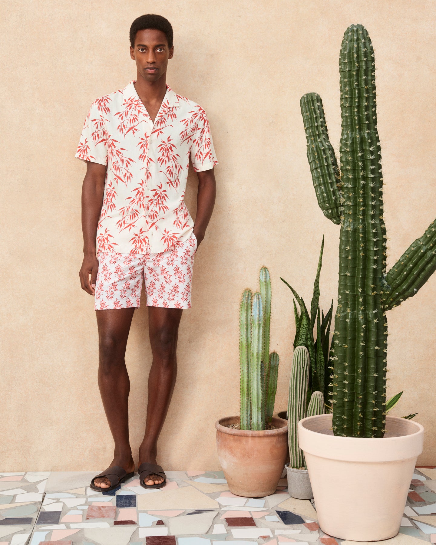 Bulldog - Mid-Length Bamboo Print Swim Shorts in White Sand/Summer Red 