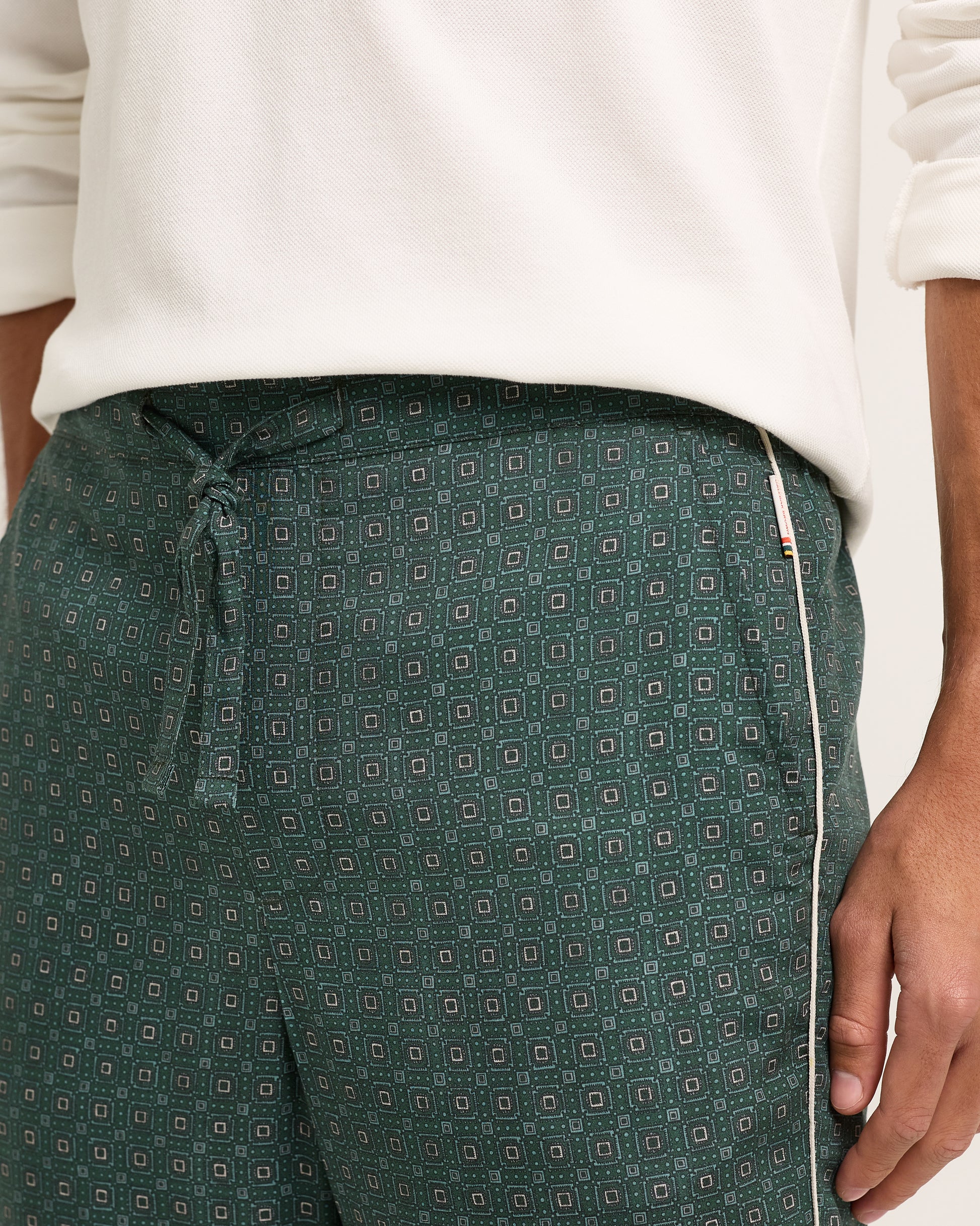 Alfred - Relaxed Fit Trouser in Tarragon Green Detail View