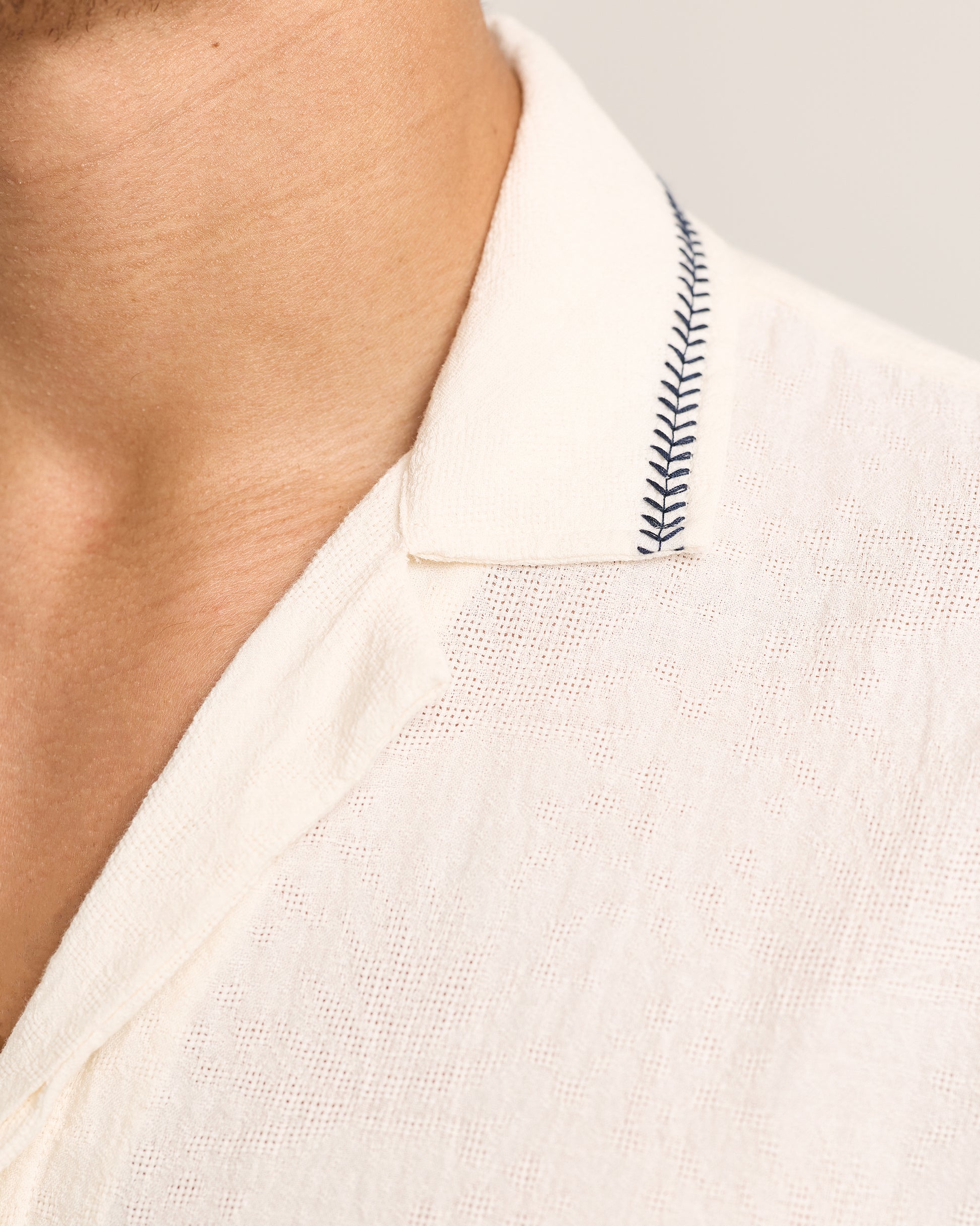 Maitan - Relaxed Fit Short Sleeve Jacquard Linen Resort Shirt In White Sand And Night Iris Detail View