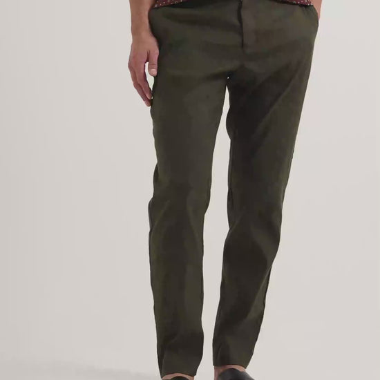 Man wearing Ray linen dark green trousers with patterned shirt