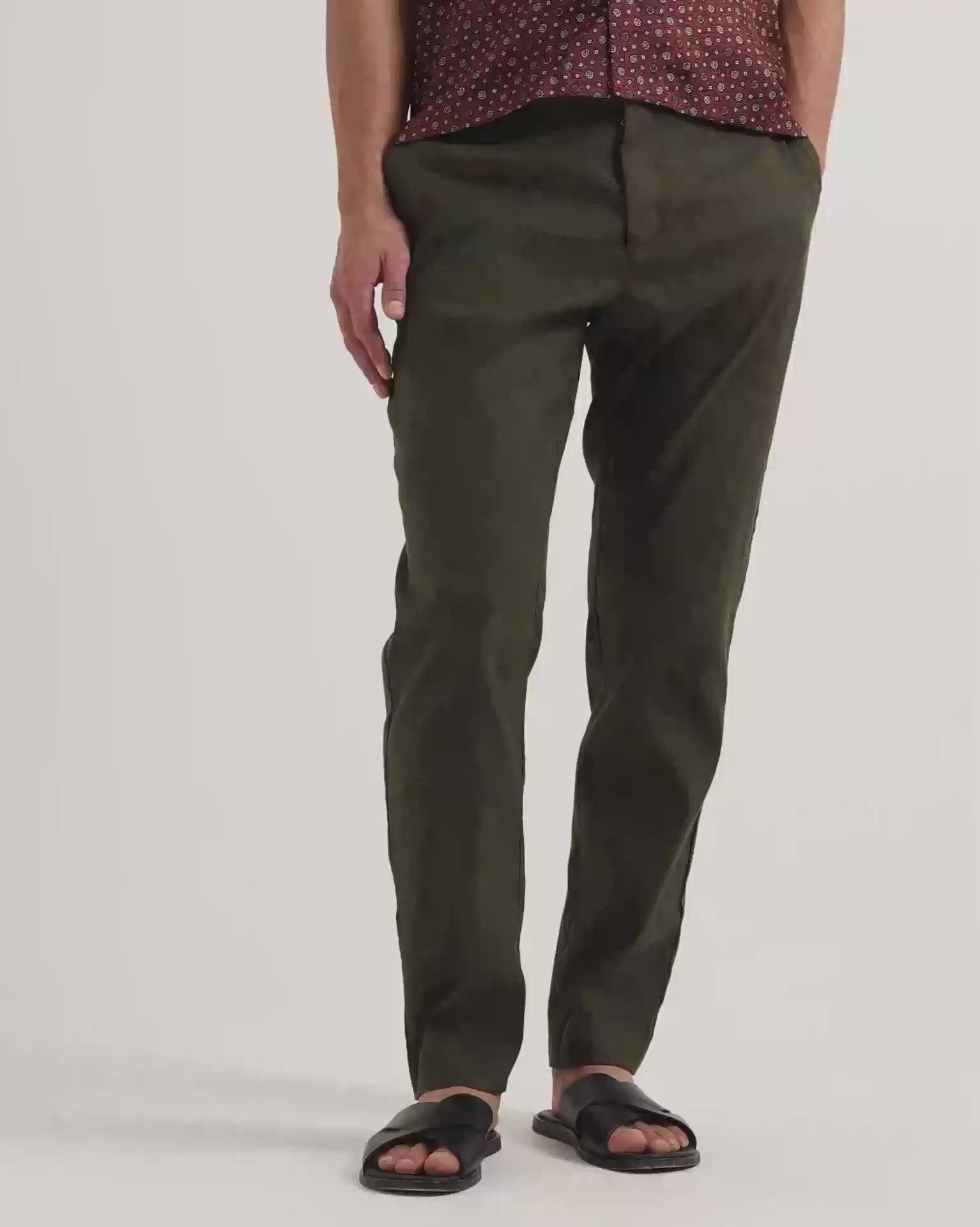 Man wearing Ray linen dark green trousers with patterned shirt